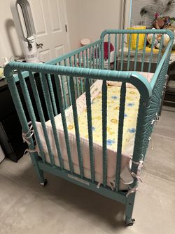DaVinci Jenny Lind Stationary 3-in1 Crib With Mattress