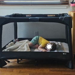 4 Mom's Breeze Play Yard 