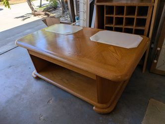 Lift top coffee table