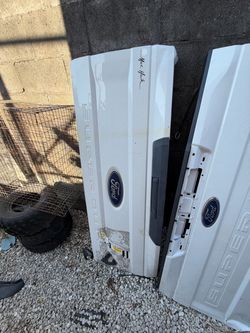 Ford f250 f-250 f350 tailgate small damage