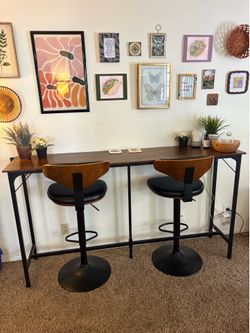 Bar w/ matching bar stools