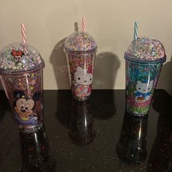 🎁🎁🎁HERMOSOS VASOS DE HELLO KITTY CON LUCES Y MINNIE Y MICKEY MOUSE 