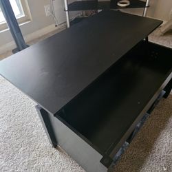 EXCELLENT CONDITION!!! COFFEE TABLE W / STORAGE!!