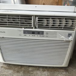 Frigidaire Window AC unit- Model FFRE10L3Q1