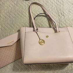 Michael Kors Purse And Wristlet 