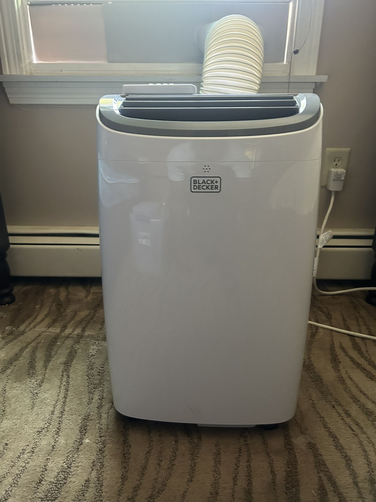 Black And Decker 8000 BTU Air Conditioner, FAIRLY NEW!! ONLY USED FOR COUPLE MONTHS