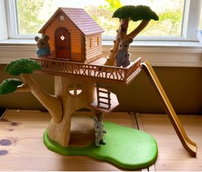Calico Critters Treehouse Playset with Figures