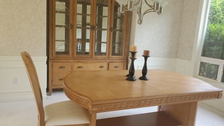 Beautiful hutch and table 6 chairs