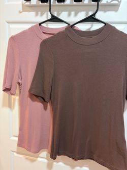 2 pack women shirts never worn. size M