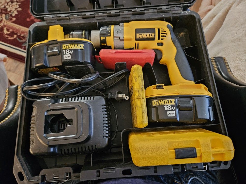 Dewalt Screwdriver 18V Charger Batteries And 3 Sets Bits