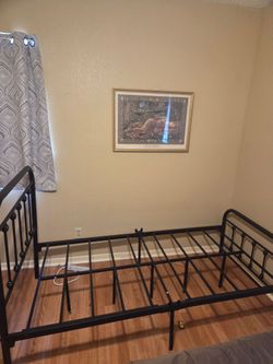 Metal bed frame