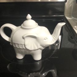 White Por Leon Elephant Microwave, dishwasher and oven safe