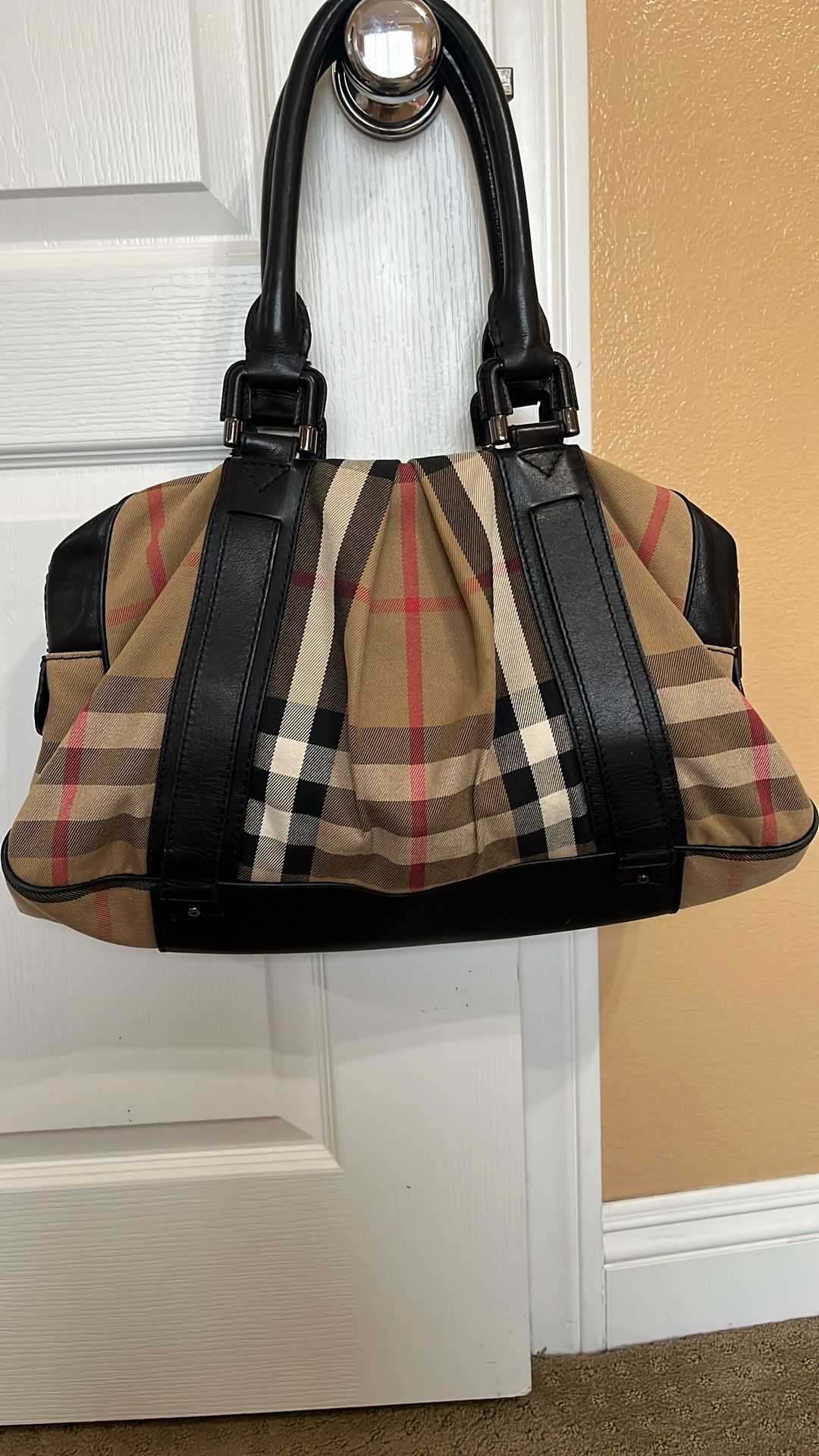 BURBERRY 100% Authentic Leather Large Size Beautiful