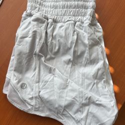 Lululemon hotty hot shorts 2.5” inseam size 4 (color white)
