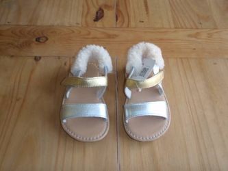 UGG Dorien Sandals - Toddler Size Large (6/7) - Brand New