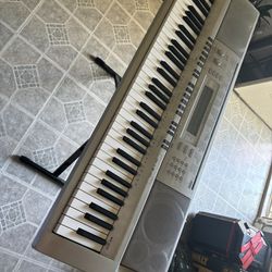  Piano Casio WK-210 76-Key Workstation Keyboard