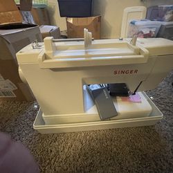 Singer Sewing Machine With Cover