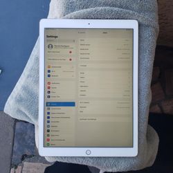 2nd Generation has Finger Print No Cracks battery is 100% is Big Boys Size 12.9 almost 13 inch is 128Gb Is GOLD EDITION with white. $300! Free Deliver