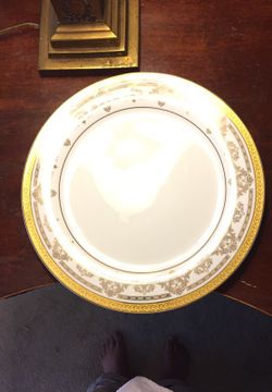 Gold and white dinner plates (24)