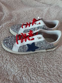 Vintage Havana Glitter Star Lace Up Sneakers Silver White Red Low Top.
$30 only cash and pick up. 
Located Jackson Heigths