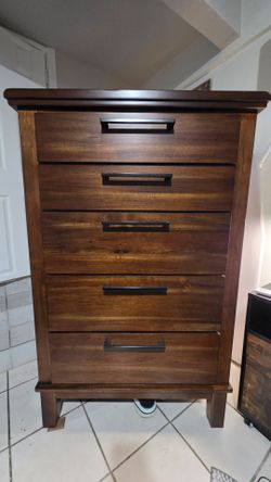 Modern 5-Drawer Dresser – Excellent Condition