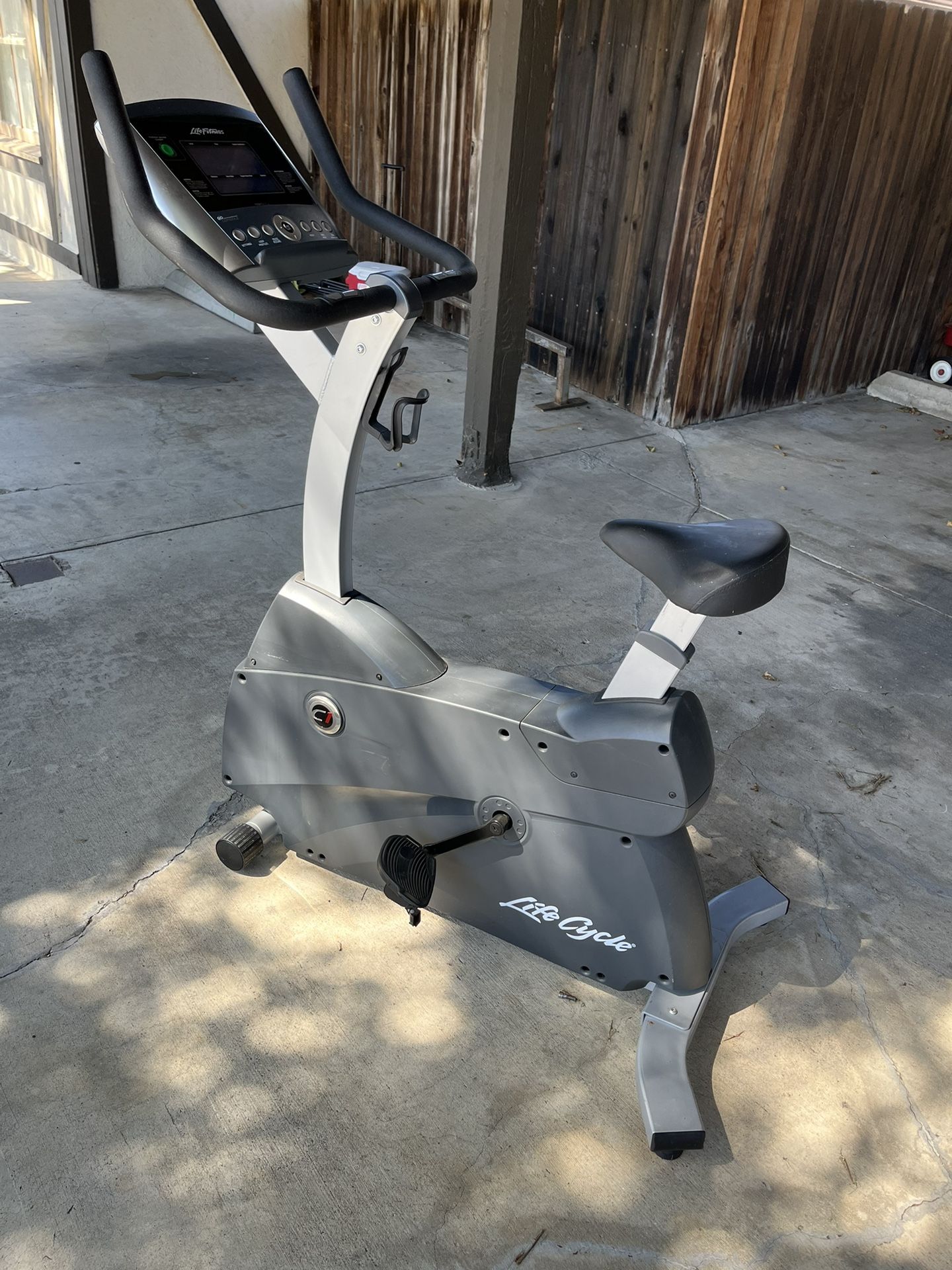 Life Fitness C1 Upright Lifecycle Bike With Go Console