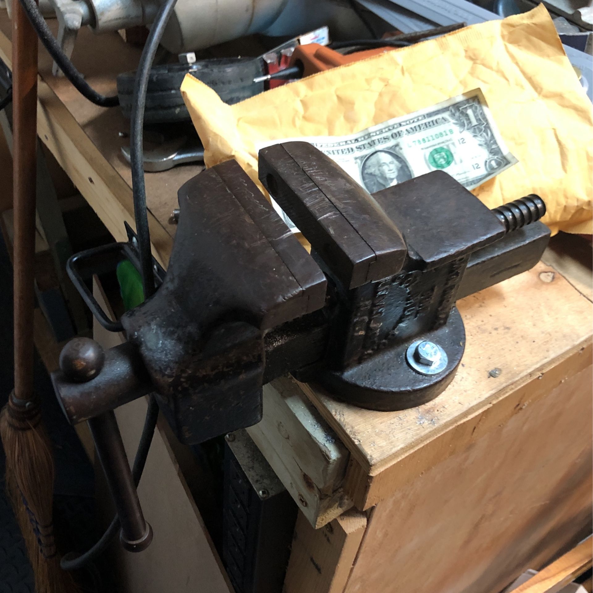 Columbia Vise Model 143