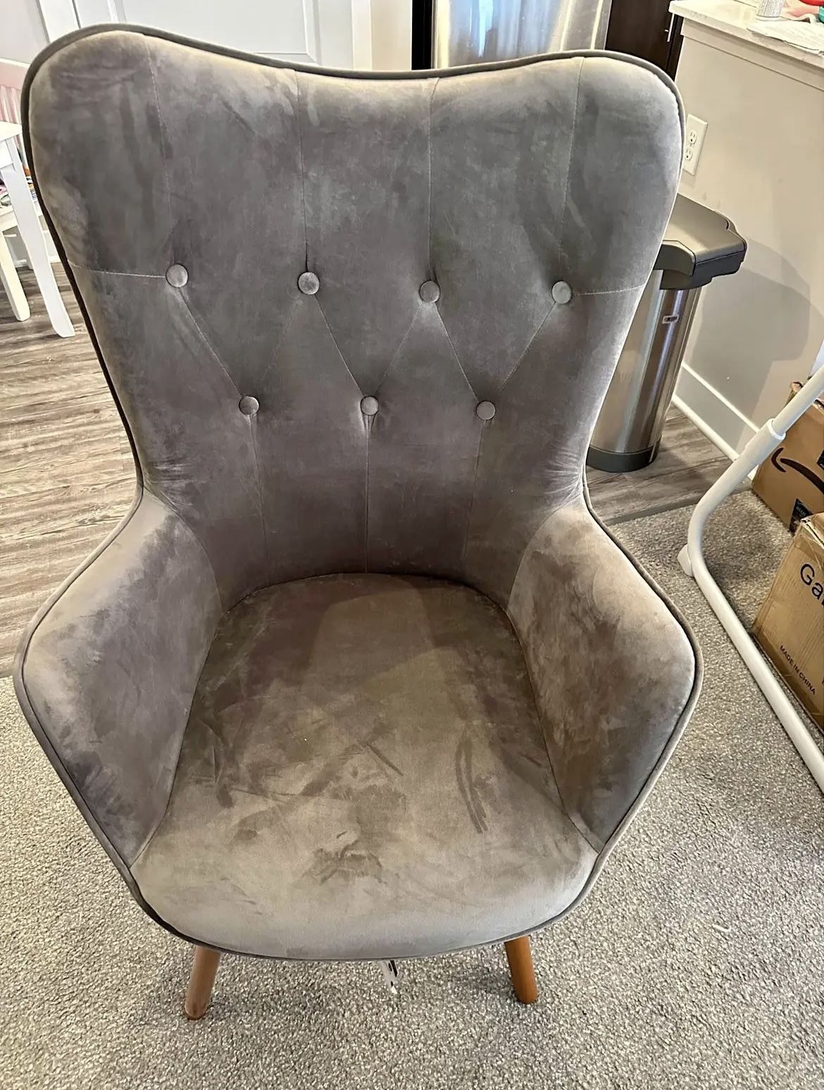 Round hill Tufted Chair