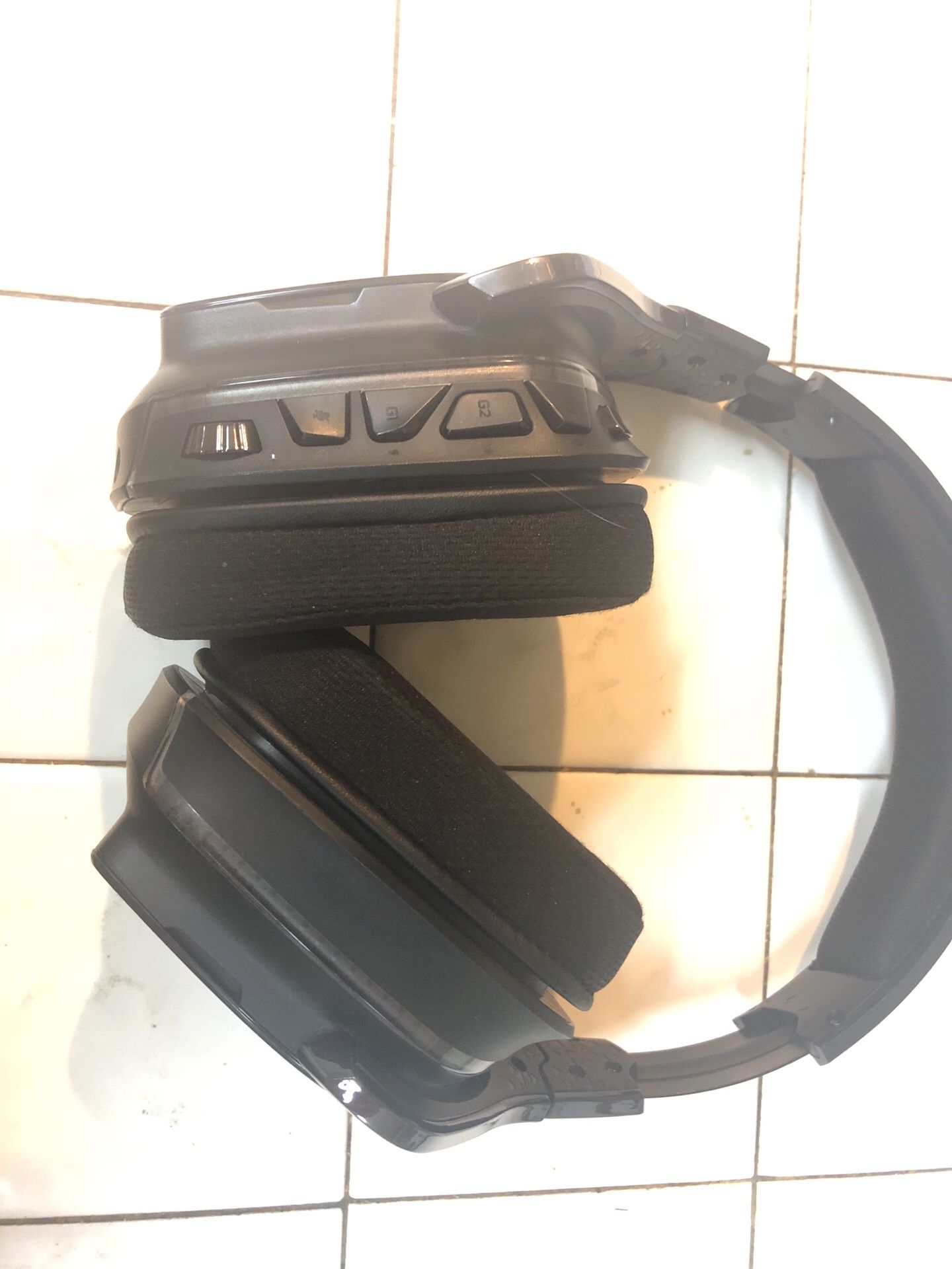 I have new Logitech G933 wireless headphones for sale.