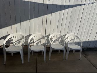 4 Plastic stackable chairs