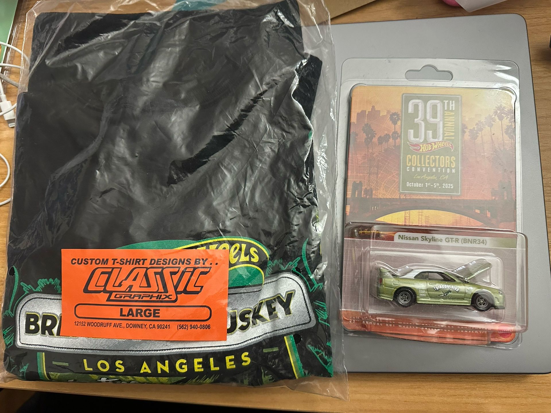 Hot Wheels LA Convention Dinner Skyline R34 With Large Shirt