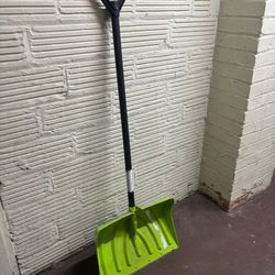 Snow shovel