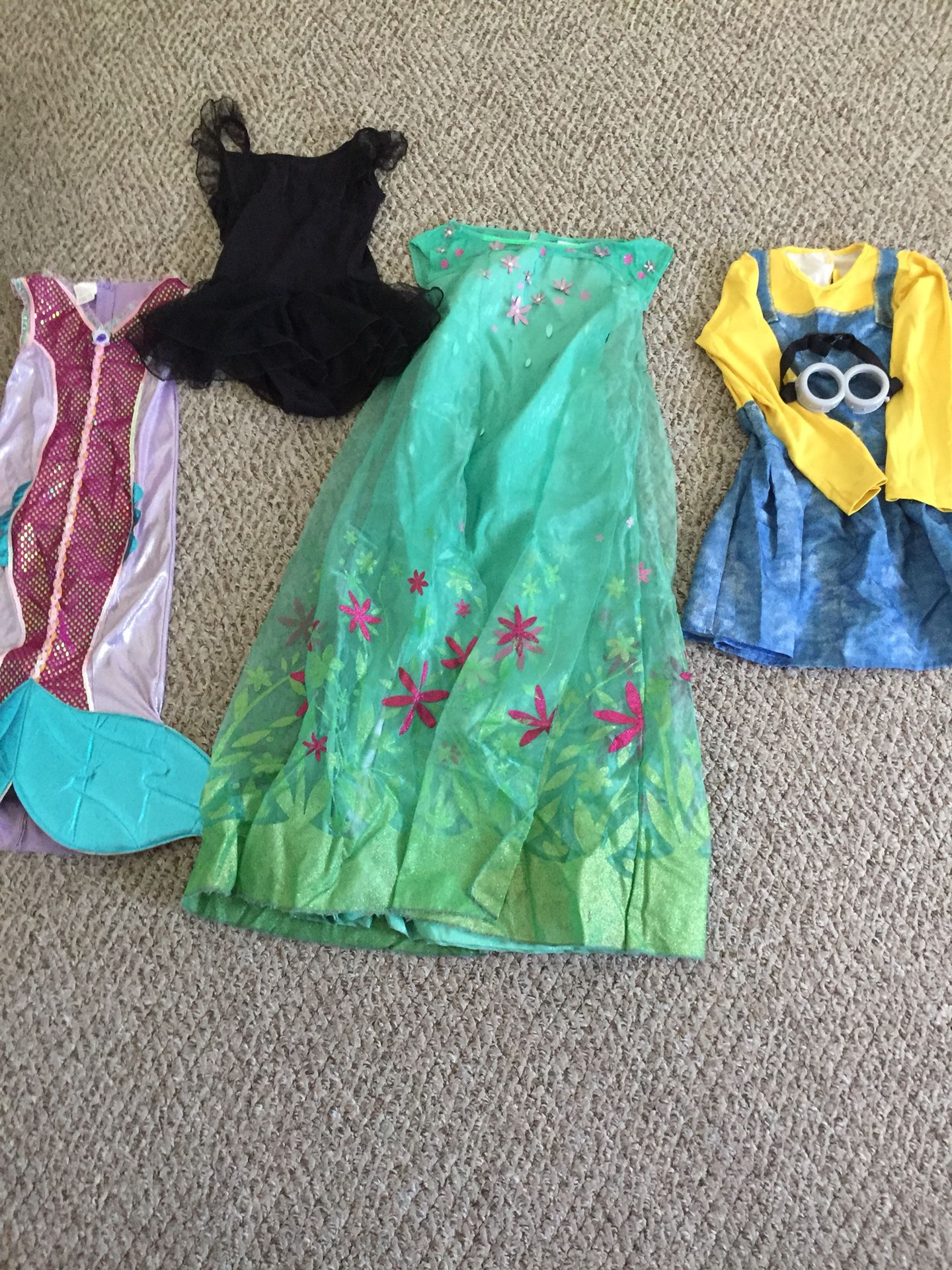 Halloween costumes/minion-medium/Elsa-children size/ Black tutu dress-10-12/mermaid-small children size