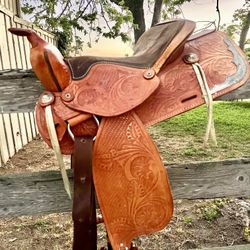 Western Saddle 15 Seat with Stirrups and Cinch Good Condition 