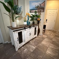 Beautiful White Farmhouse Console/tv Stand In Excellent Condition 