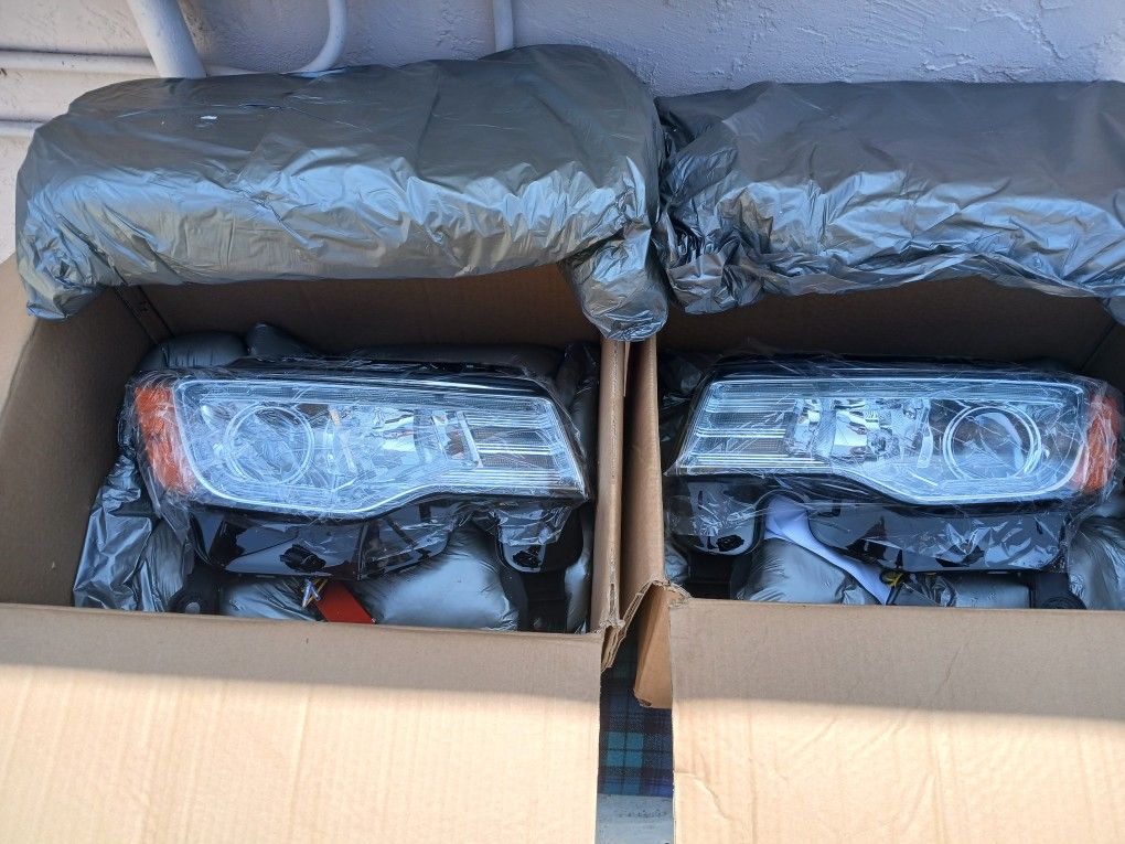 NEW IN BOX 2017-2022 JEEP GRAND CHEROKEE PAIR HEADLIGHTS