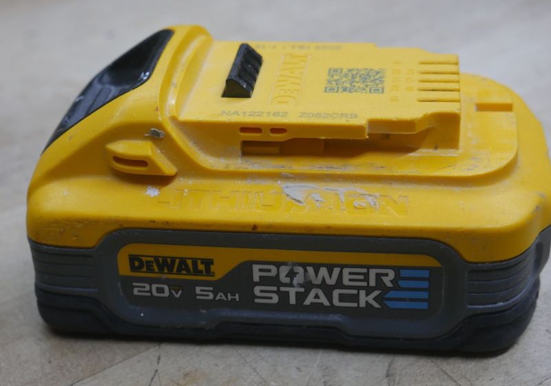 DeWalt Dcbp520 20V MAX Power Stack Compact 5.0 AH Battery USED. TESTED. IN A GOOD WORKING ORDER. 