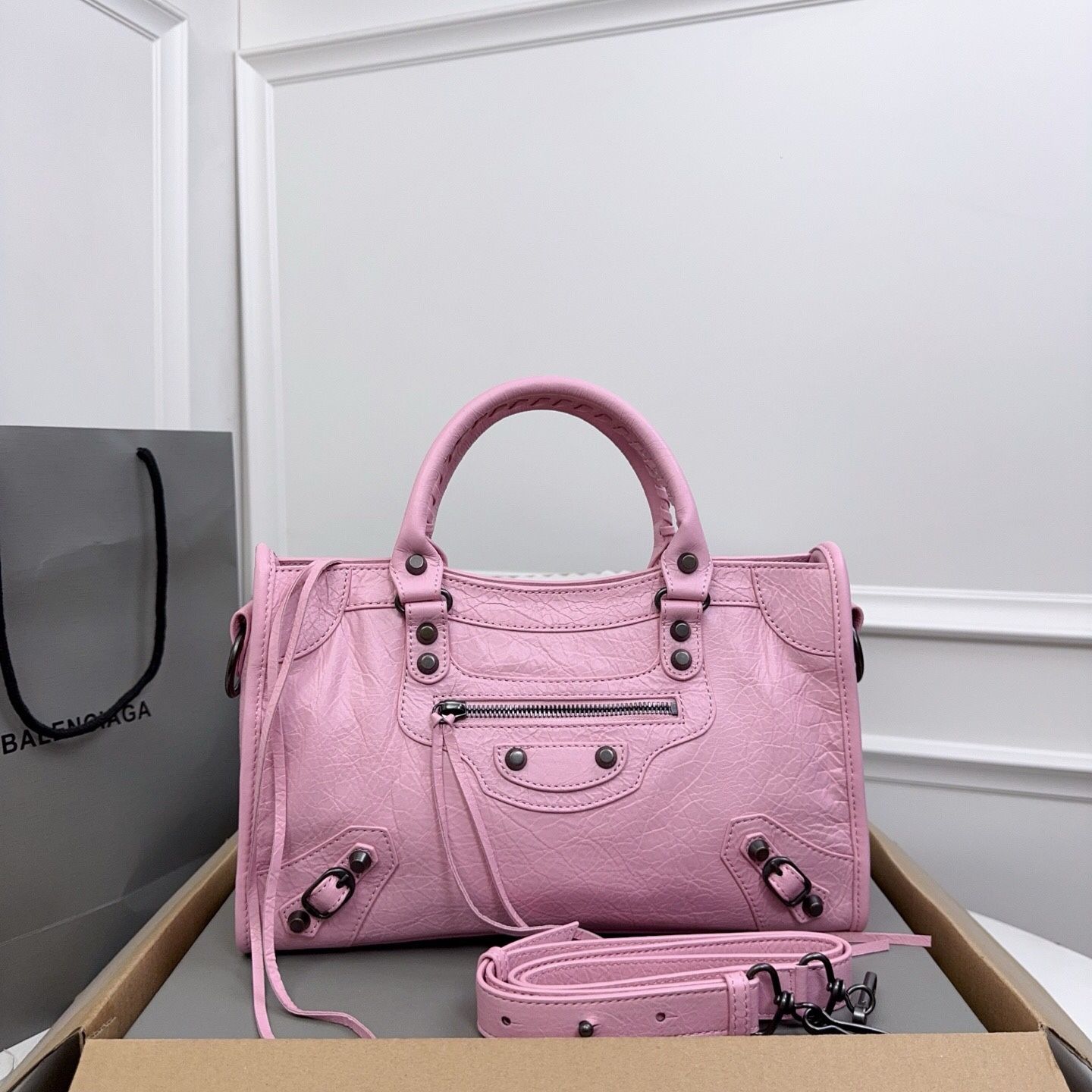 A classic versatile bag for women