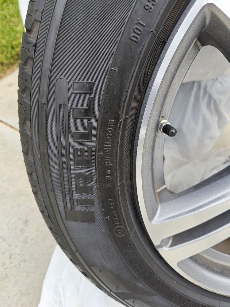 OEM Tires And Rims Off Of 2021 Mercedes-Benz GLA Rim Size 235/60 18 Run Flats