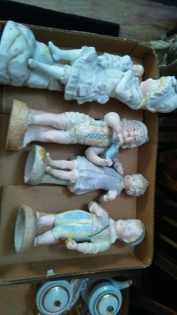 Antique porcilan statues