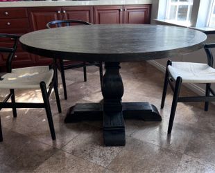 Round dining table