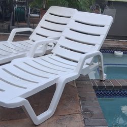 X2 PVC Club Resin Chaise Lounge chairs beige 250lb Outdoor Pool deck spa beach lawn