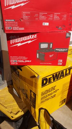 Milwaukee
 
M18 18-Volt Lithium-lon
Cordless PACKOUT 3000
Lumens LED Light with
Built-In Charger
Store