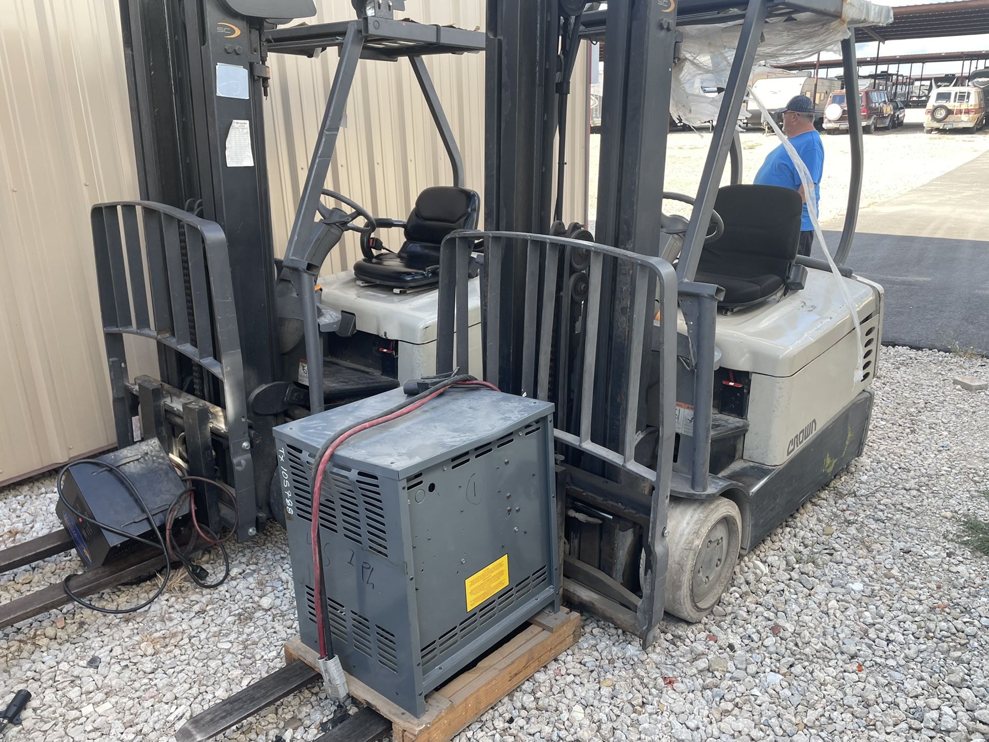 2 Crown Forklifts  Both Are In Great Condition 