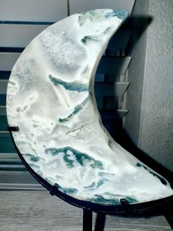 🌿 Moss Agate Crescent Moon — 164g — 3.5 Inches