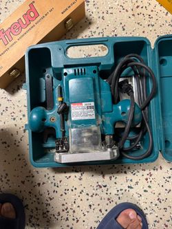 Makita 3126a router and Bits set