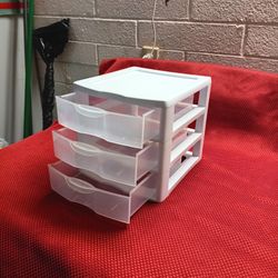 Small Plastic Drawer In Storage Bins In Storage Containers In Organizers In Drawers In Great Condition 