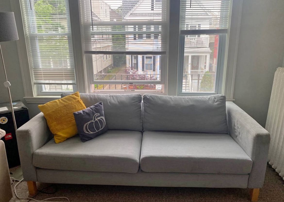 🛋️ Modern Light Gray Loveseat – Excellent Condition – $170 📍Pickup in SALEM MA