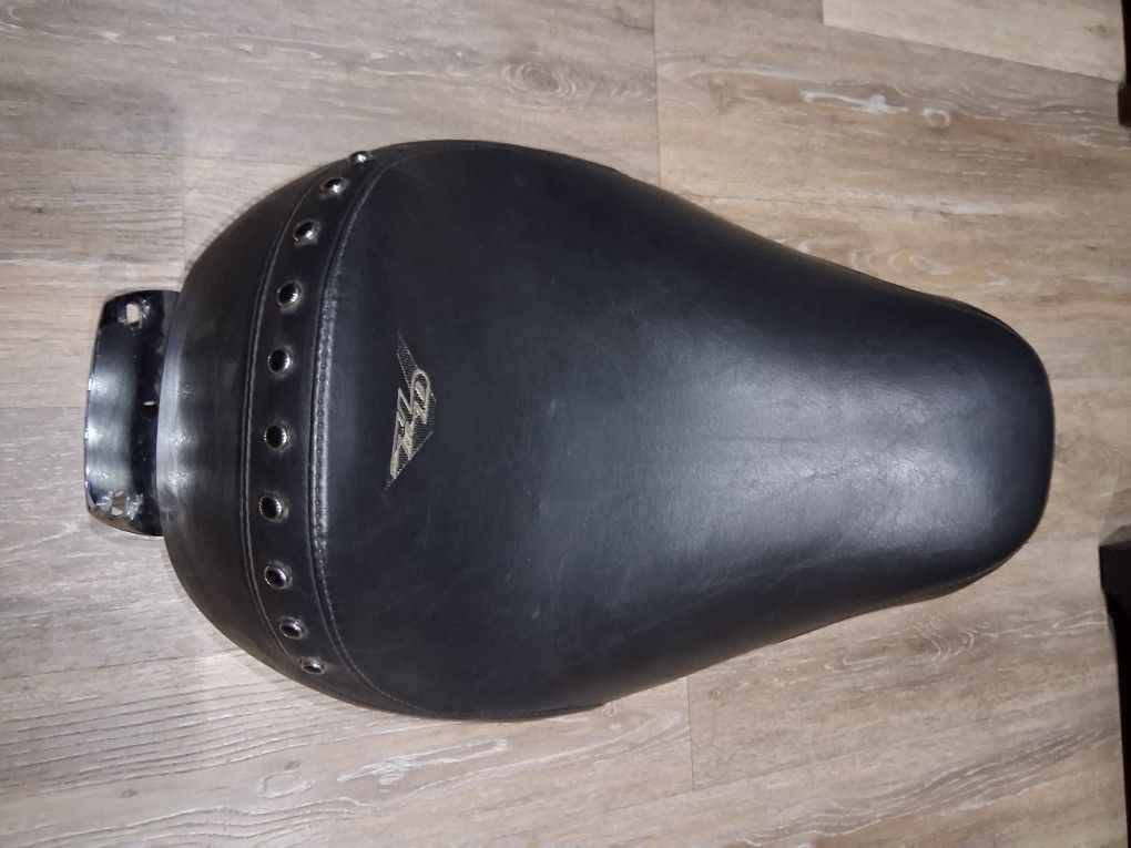 H D Leather Solo Seat & PASSENGER SEAT
