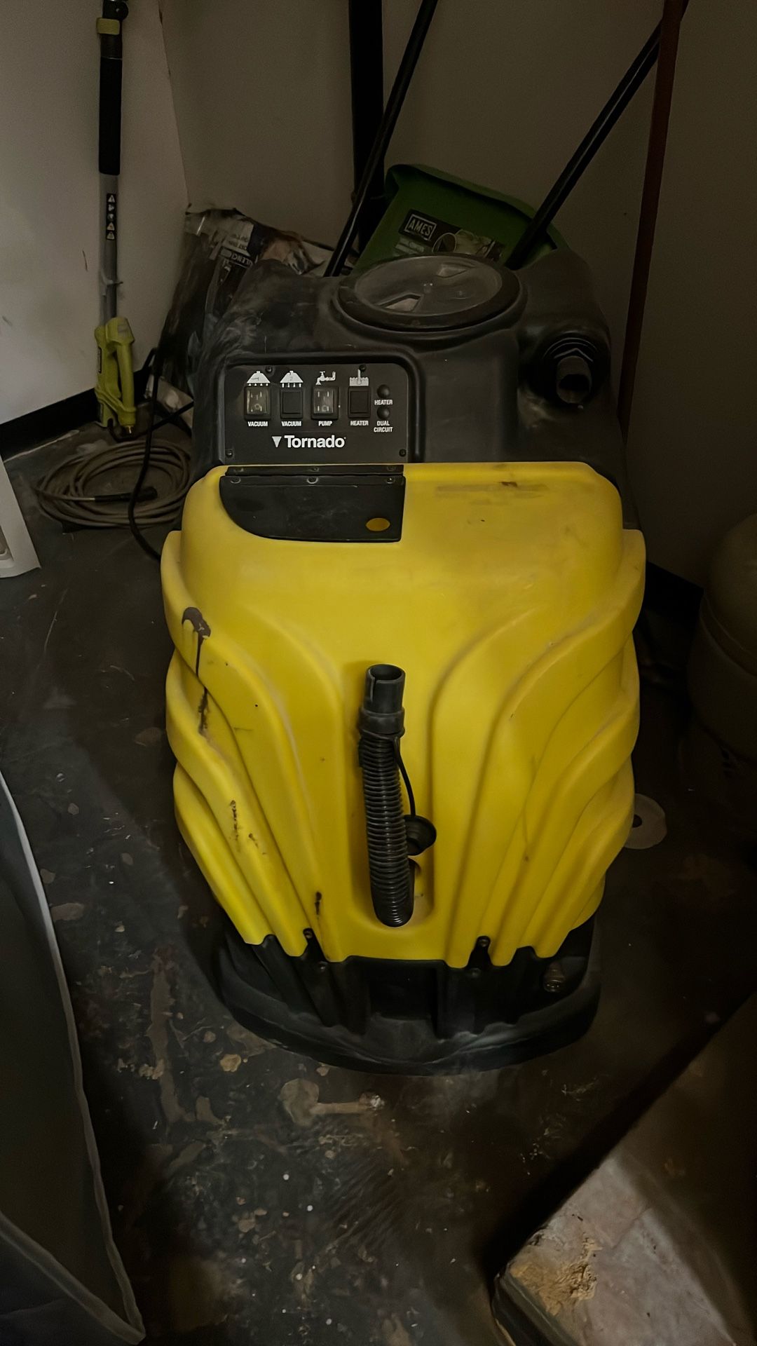 Machine for clean carpet